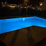 En Bord De Avec Piscine شقة