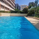 En Bord De Avec Piscine مينتون