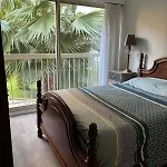 En Bord De Avec Piscine مينتون