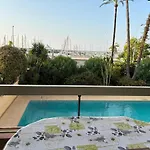 En Bord De Avec Piscine