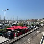 En Bord De Avec Piscine شقة مينتون