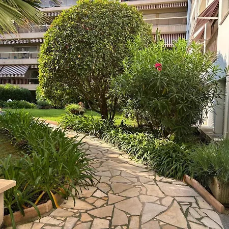 En Bord De Avec Piscine 芒通